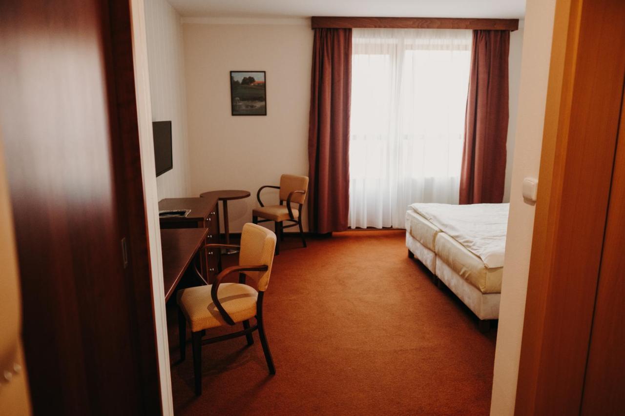 Golf Hotel Austerlitz Exterior foto